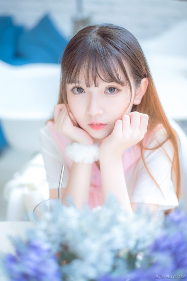 “夫君当以国事为重，妾身怎敢相怪？夫君且先休息，妾身先告退了。”美妇微笑着摇头道。